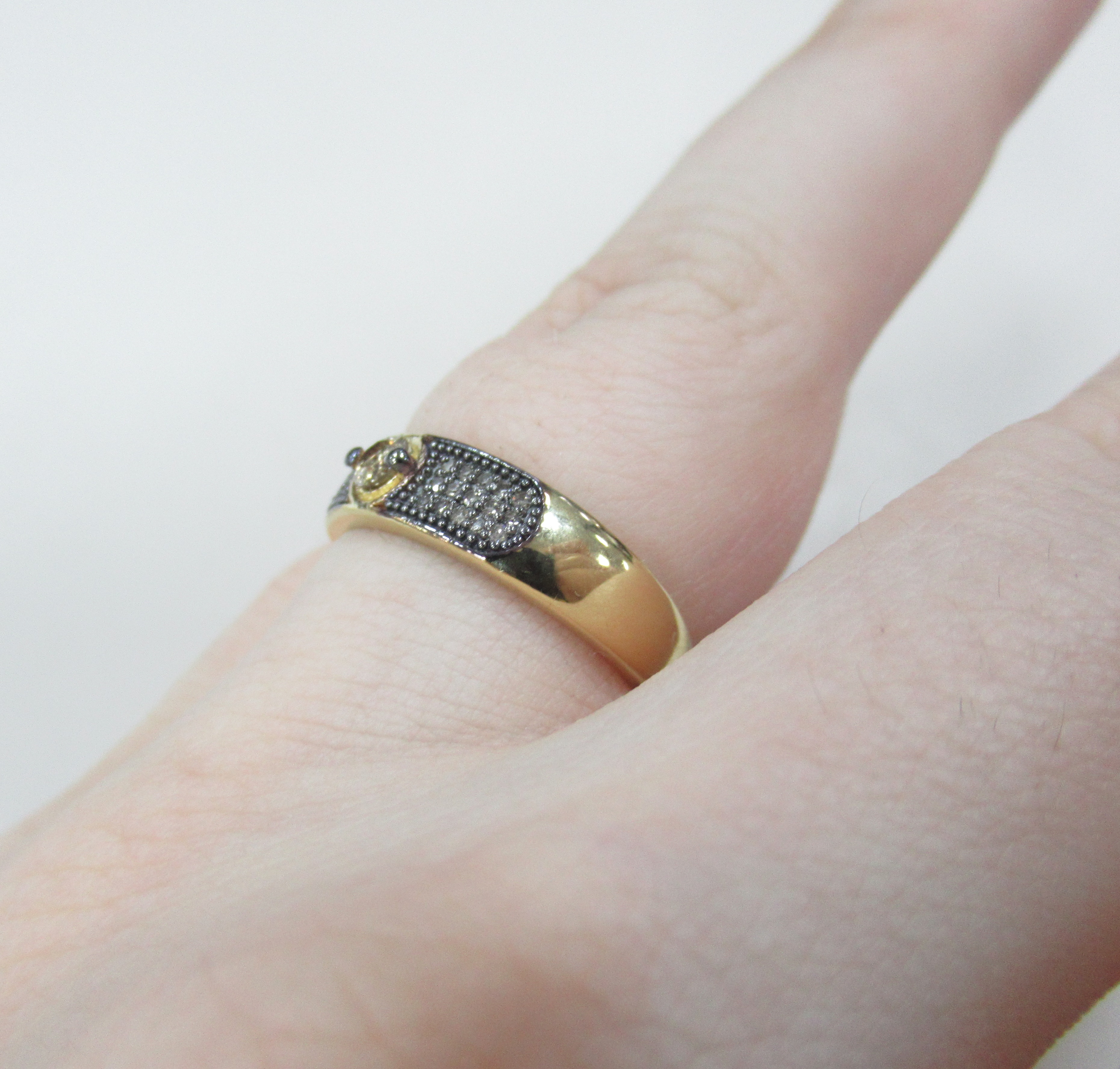 Серебряное кольцо с коньячными бриллиантами